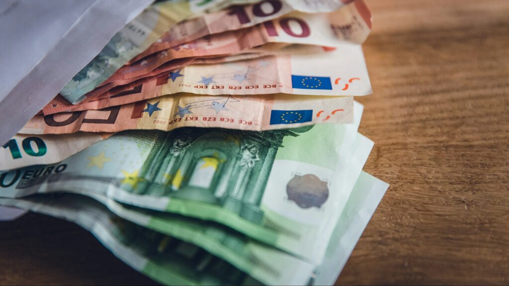 Billetes de euro en efectivo sobre una mesa