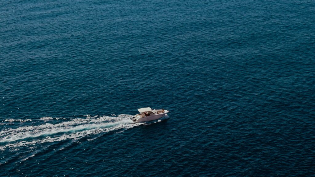Lancha navegando en mar abierto vista desde el aire